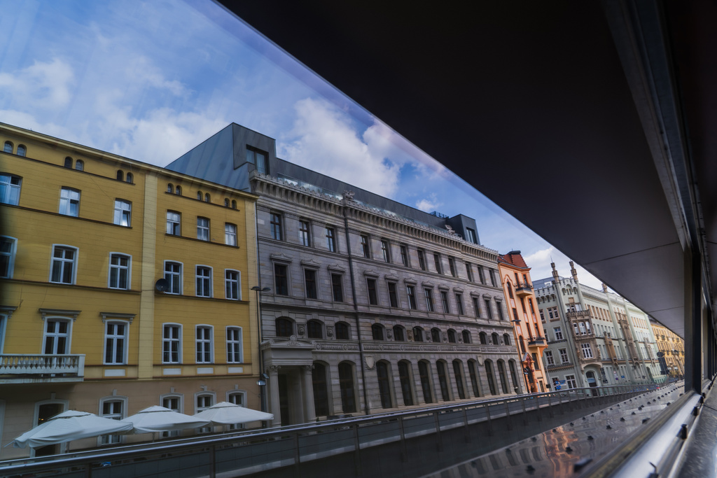 Budynki i zachmurzone niebo na ulicy miejskiej we Wrocławiu - Zdjęcie, obraz