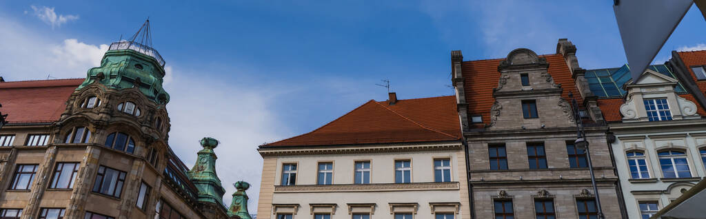 Низький кут Вигляд будівель і неба у Вроцлаві, банер.  - Фото, зображення