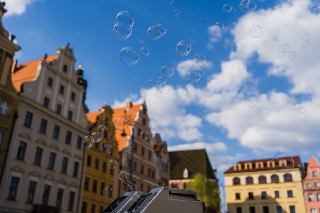 Low angle view van zeepbellen op wazig marktplein in Wroclaw - Foto, afbeelding