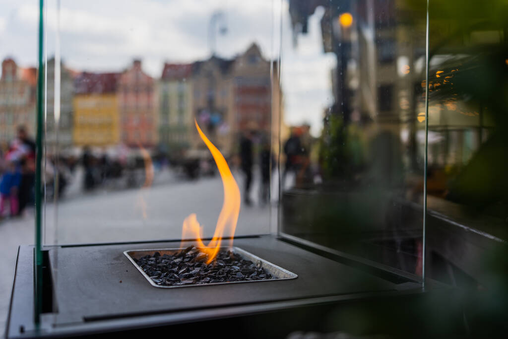 Close-up vista de fogo em caixa de vidro na rua turva em Wroclaw - Foto, Imagem