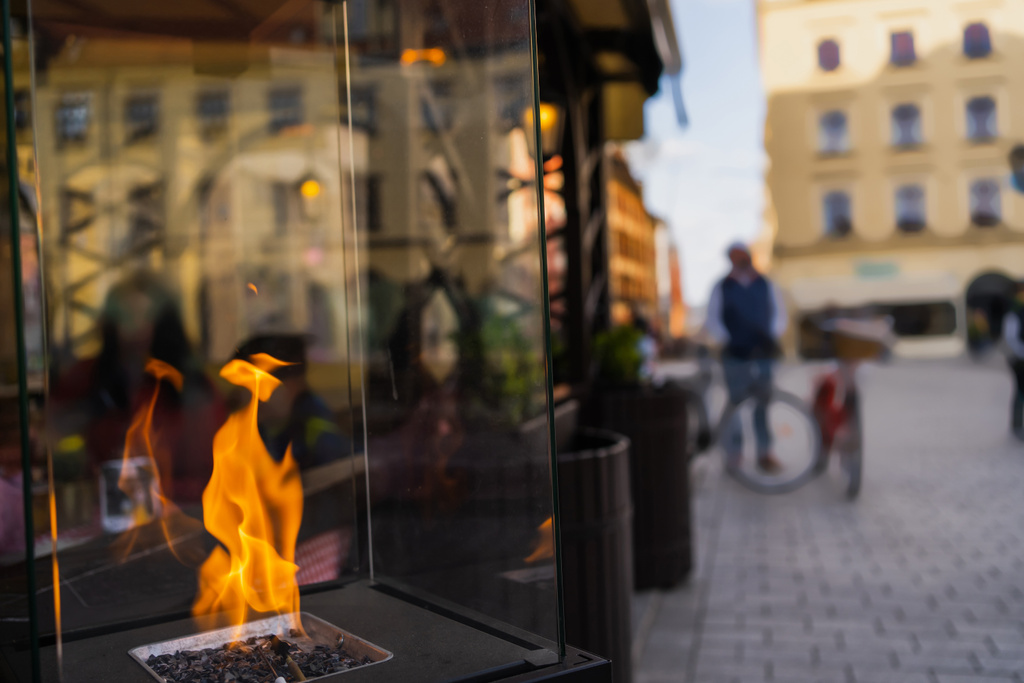 Brand in glazen doos op wazig stedelijk straat in Wroclaw - Foto, afbeelding