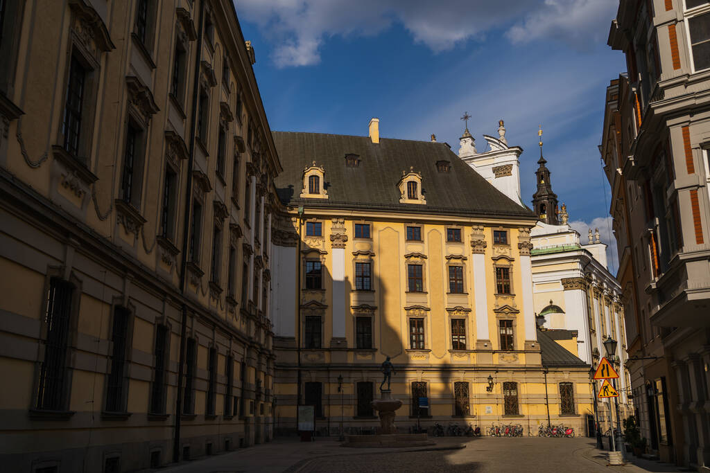 Oude gebouwen met zonlicht op straat in Wroclaw - Foto, afbeelding