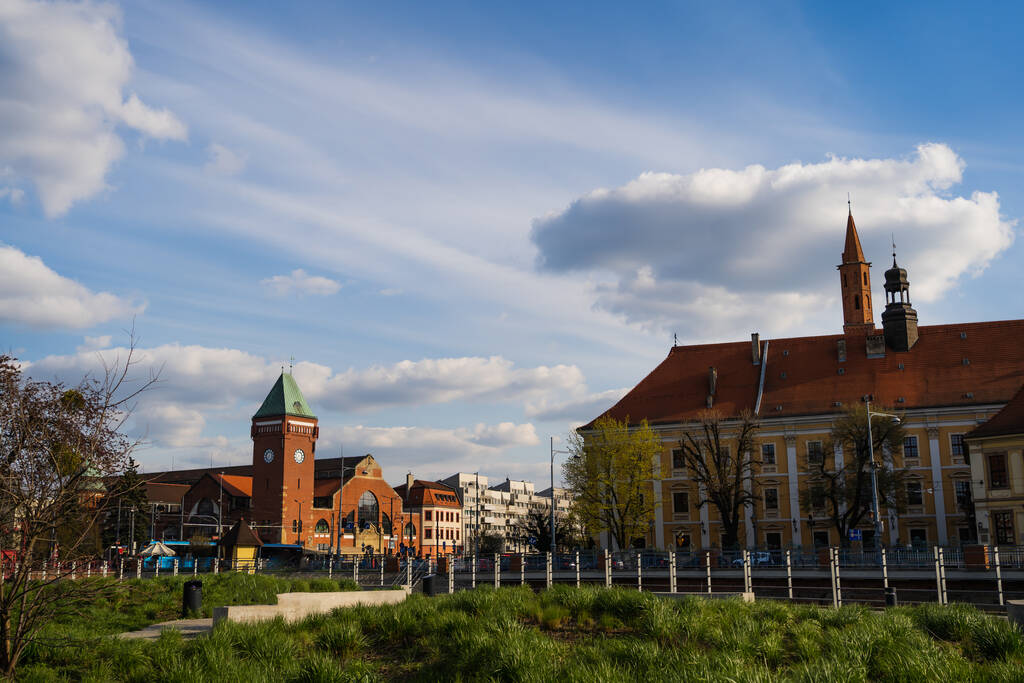 Παλιά κτίρια και Market Hall σε αστικό δρόμο στην Πολωνία  - Φωτογραφία, εικόνα
