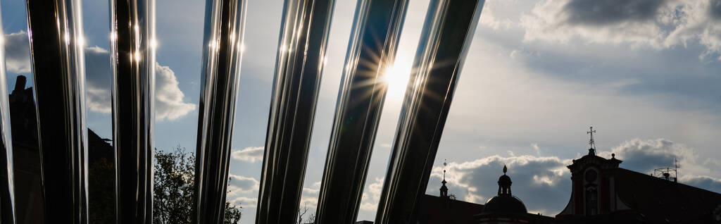 Arco di Nawa con luce solare e cielo nuvoloso sullo sfondo a Breslavia, banner  - Foto, immagini