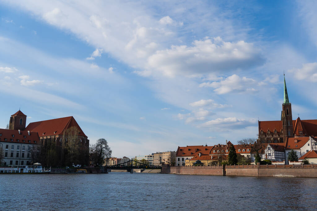 Ponte acima do rio em Ostrow Tumski em Wroclaw - Foto, Imagem