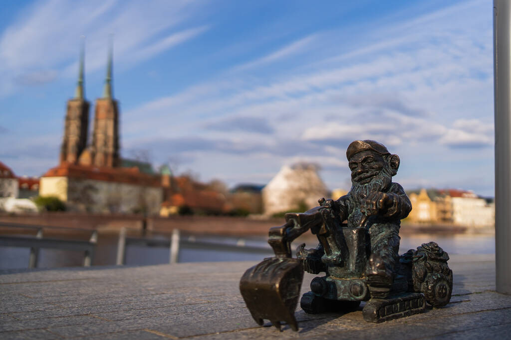 WROCLAW, POLÓNIA - 18 de abril de 2022: Gnome de bronze na rua urbana  - Foto, Imagem