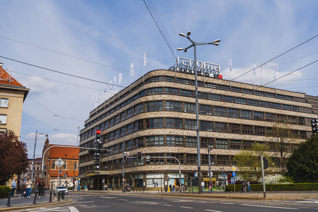 WROCLAW, POLSKA - KWIECIEŃ 18, 2022: Centrum handlowe Renoma na ulicy miejskiej z niebem na tle  - Zdjęcie, obraz