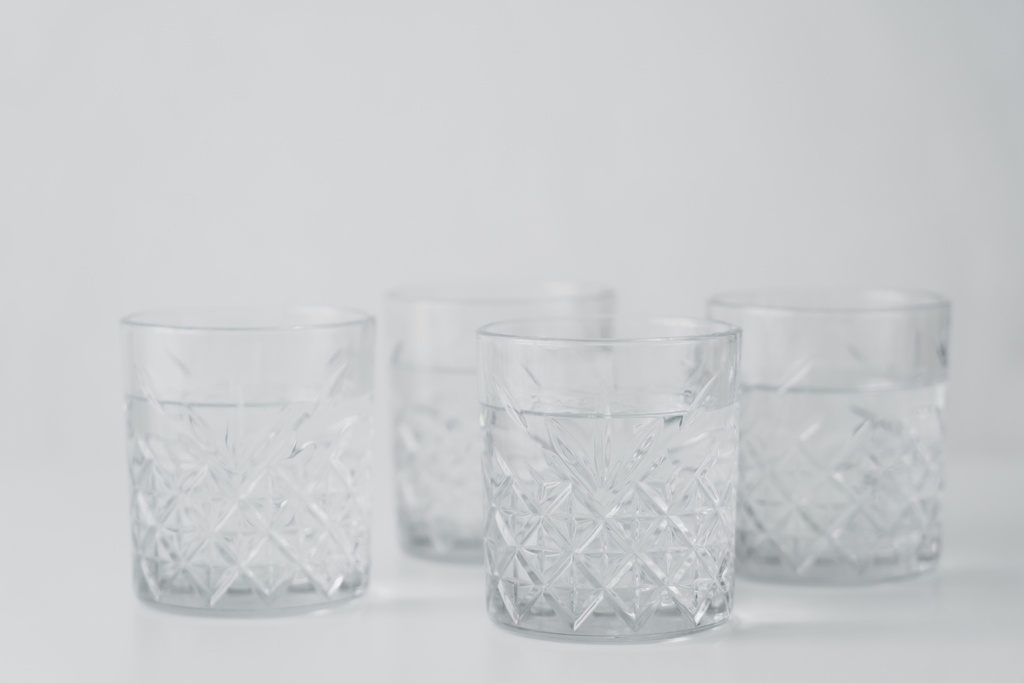 occhiali sfaccettati con acqua fresca annuncio chiaro su sfondo grigio - Foto, immagini