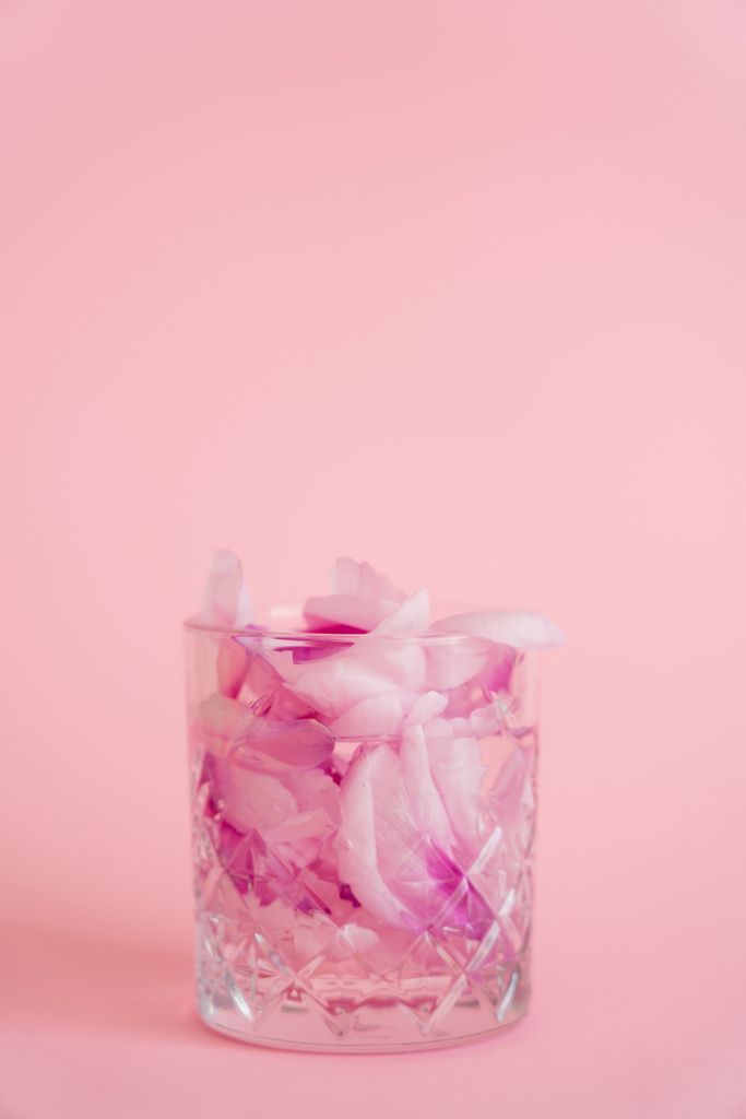 ピンクを基調とした天然の花びらと強壮剤を持つ結晶ガラス - 写真・画像