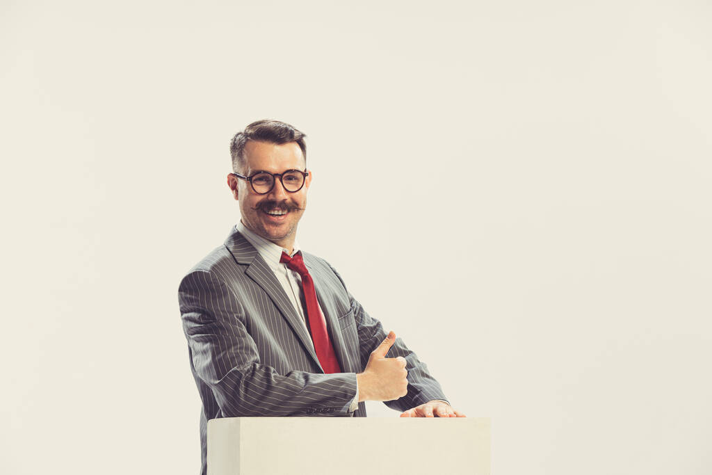Pollice in su, tutto bene, bene. Ritratto di uomo d'affari sorridente vestito a righe grigie negli anni '50, stile moda anni' 60 isolato su sfondo bianco. Concetto di vendita, diritti, diversità, moda e pubblicità - Foto, immagini