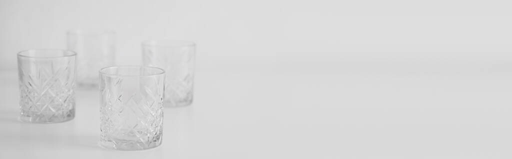 άδεια κρυστάλλινα ποτήρια σε γκρι φόντο με χώρο αντιγραφής, banner - Φωτογραφία, εικόνα