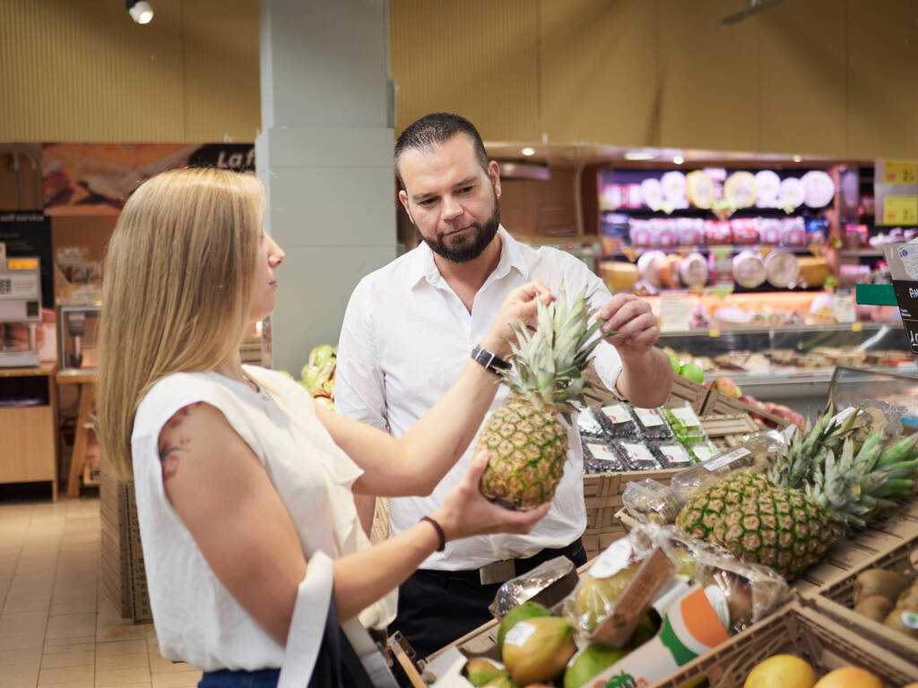 Casal comprar frutas no supermercado - Foto, Imagem