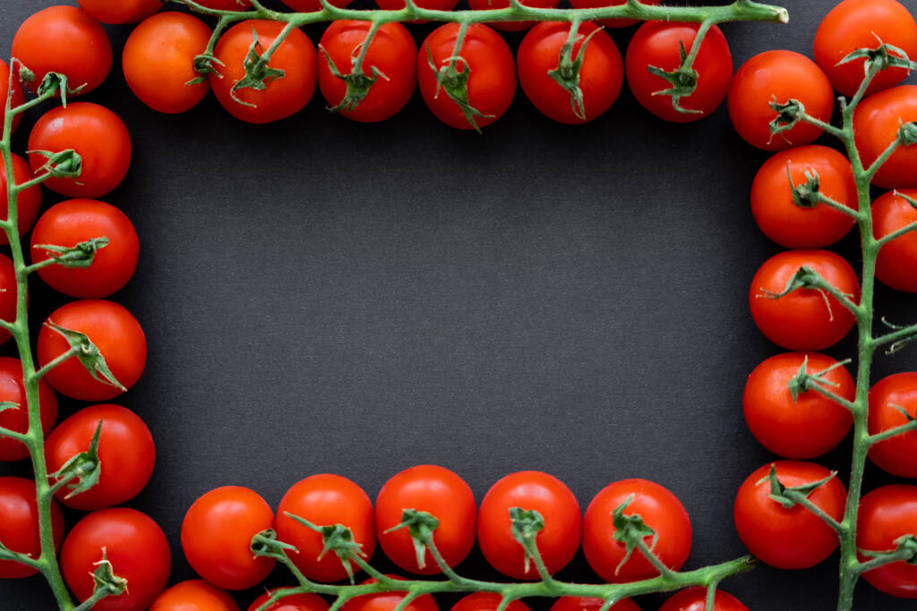 Vista superior do quadro de tomates cereja no fundo preto  - Foto, Imagem