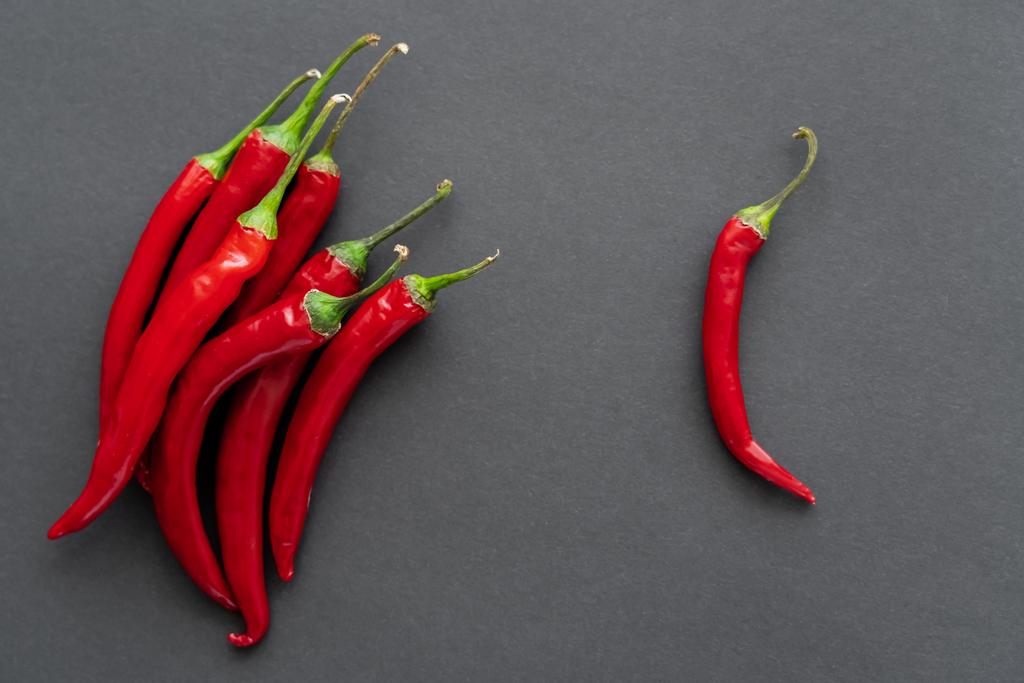 Top kilátás természetes chili paprika fekete háttér  - Fotó, kép