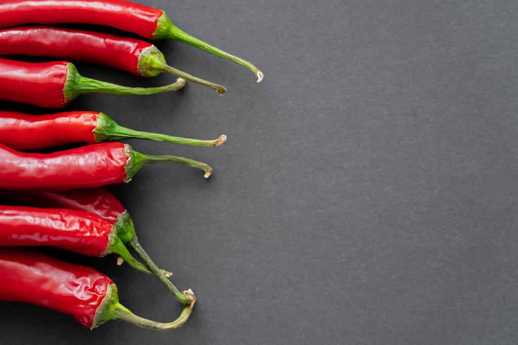 Top näkymä chili paprikat mustalla taustalla kopioi tilaa  - Valokuva, kuva