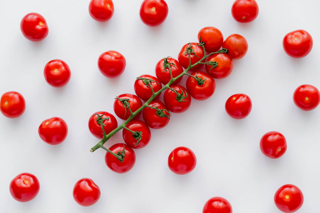 Vista superior de tomates cherry frescos naturales sobre fondo blanco  - Foto, imagen