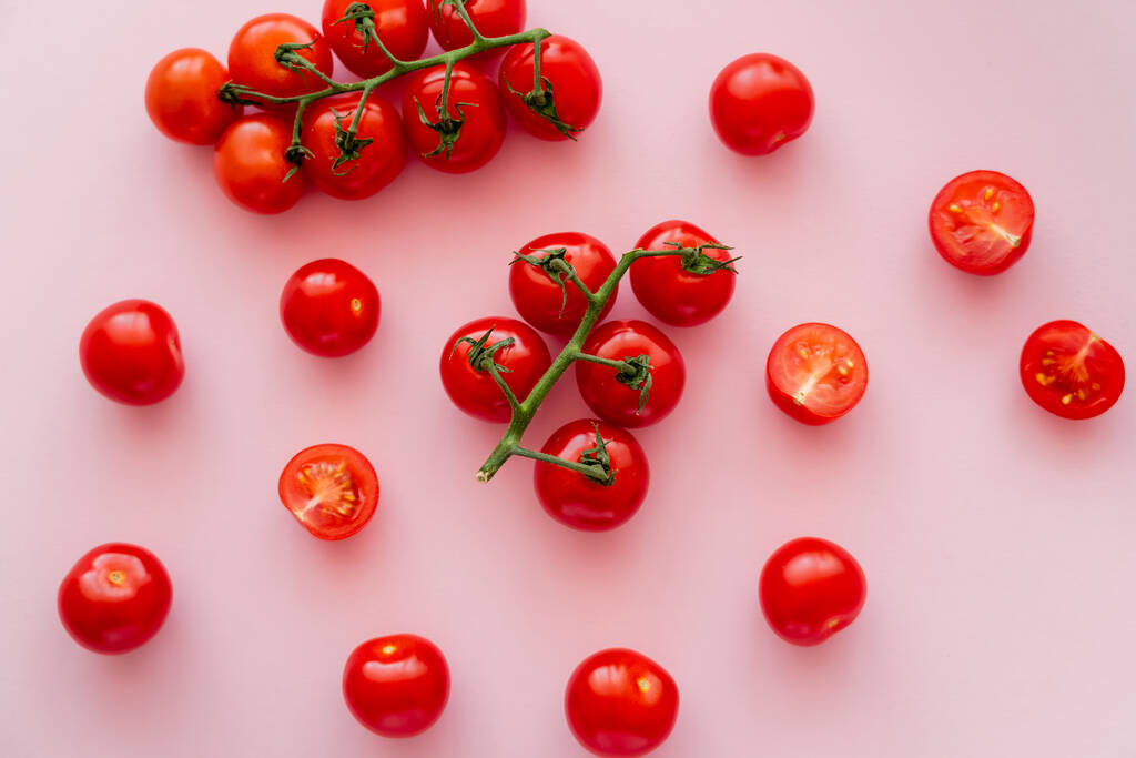 Pembe arka planda organik vişneli domateslerin üst görüntüsü  - Fotoğraf, Görsel