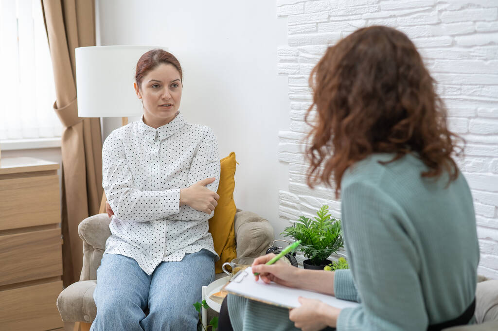 Mulher caucasiana preocupada em uma sessão com um psicoterapeuta - Foto, Imagem