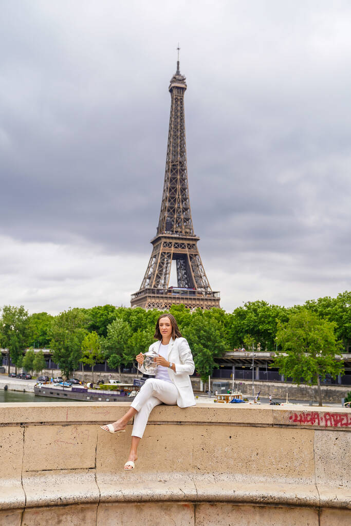 PARIS, FRANKREICH - 5. Juni 2022: Roland-Garros-Champion Iga Swiatek aus Polen posiert mit Trophäe am Pont de Bir-Hakeim in Paris - Foto, Bild
