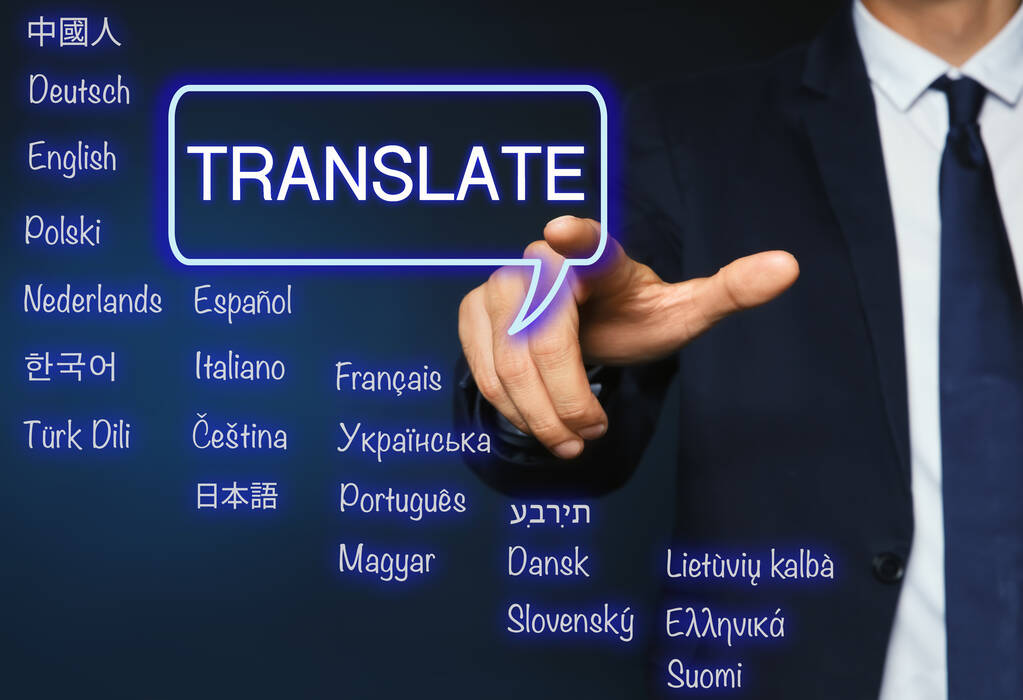 Traducteur pointant vers l'écran virtuel avec des noms de langues différentes sur fond bleu foncé, gros plan - Photo, image
