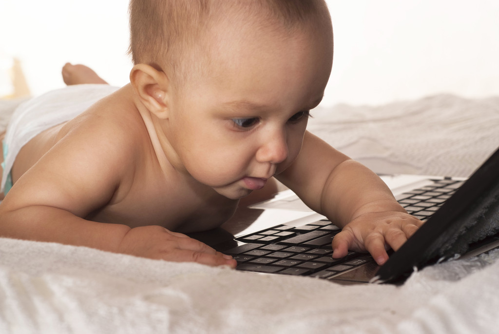 Bebek ve dizüstü bilgisayar - Fotoğraf, Görsel