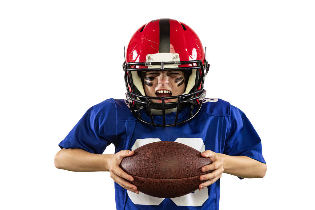 Граю і виграю. Портрет емоційного хлопчика, новачка американського футболу в спортивній формі і шолом ізольований на білому тлі. Концепція спорту, викликів, емоцій - Фото, зображення