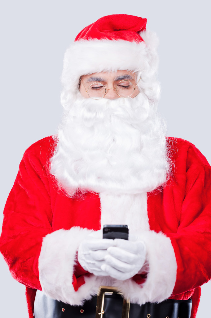 Santa Claus sosteniendo el teléfono móvil
 - Foto, imagen