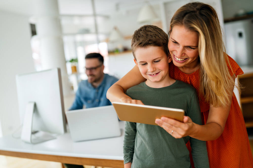 Дистанційне навчання, онлайн-освіта, концепція домашнього навчання. Щаслива сім'я з цифровими пристроями вдома
. - Фото, зображення
