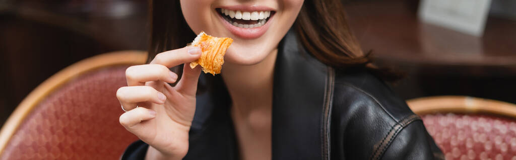 részleges kilátás boldog nő gazdaság friss croissant szabadtéri kávézó Párizsban, banner - Fotó, kép