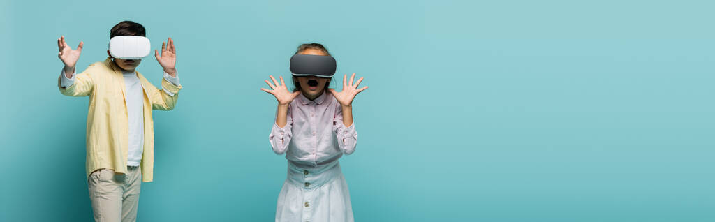 Bang kinderen in virtual reality headsets op blauwe achtergrond, banner  - Foto, afbeelding