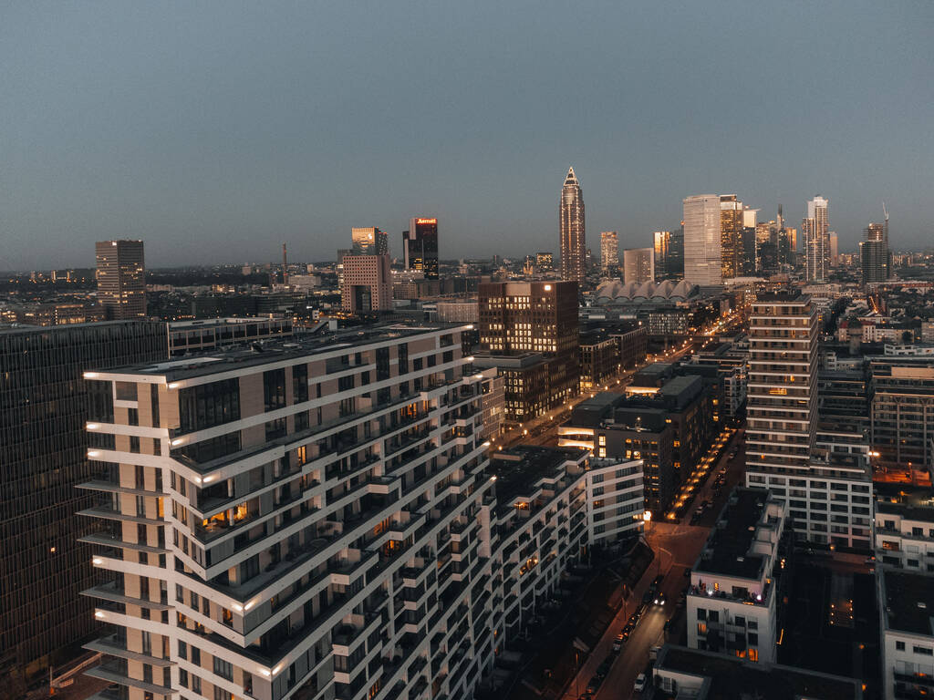 Ein Blick aus der Vogelperspektive auf moderne Gebäude in dunkler Nacht - Foto, Bild