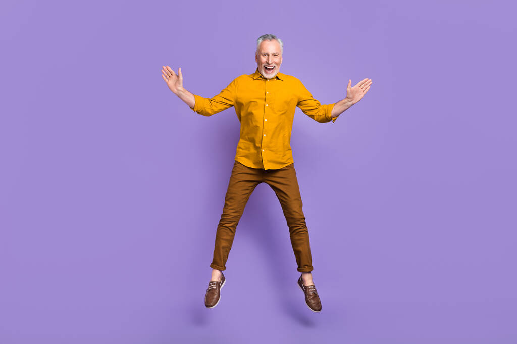 Plná velikost fotografie zralého veselého muže bavit skok nahoru sen cestování izolované přes fialové barvy pozadí. - Fotografie, Obrázek