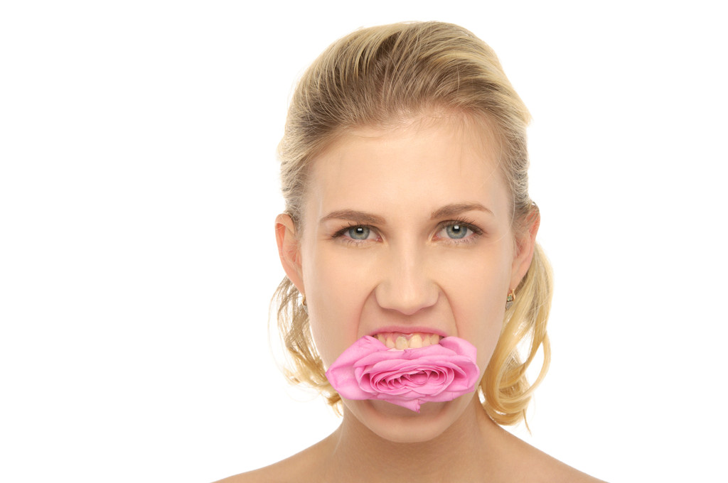 σατανική γυναίκα με το λουλούδι στο στόμα - Φωτογραφία, εικόνα