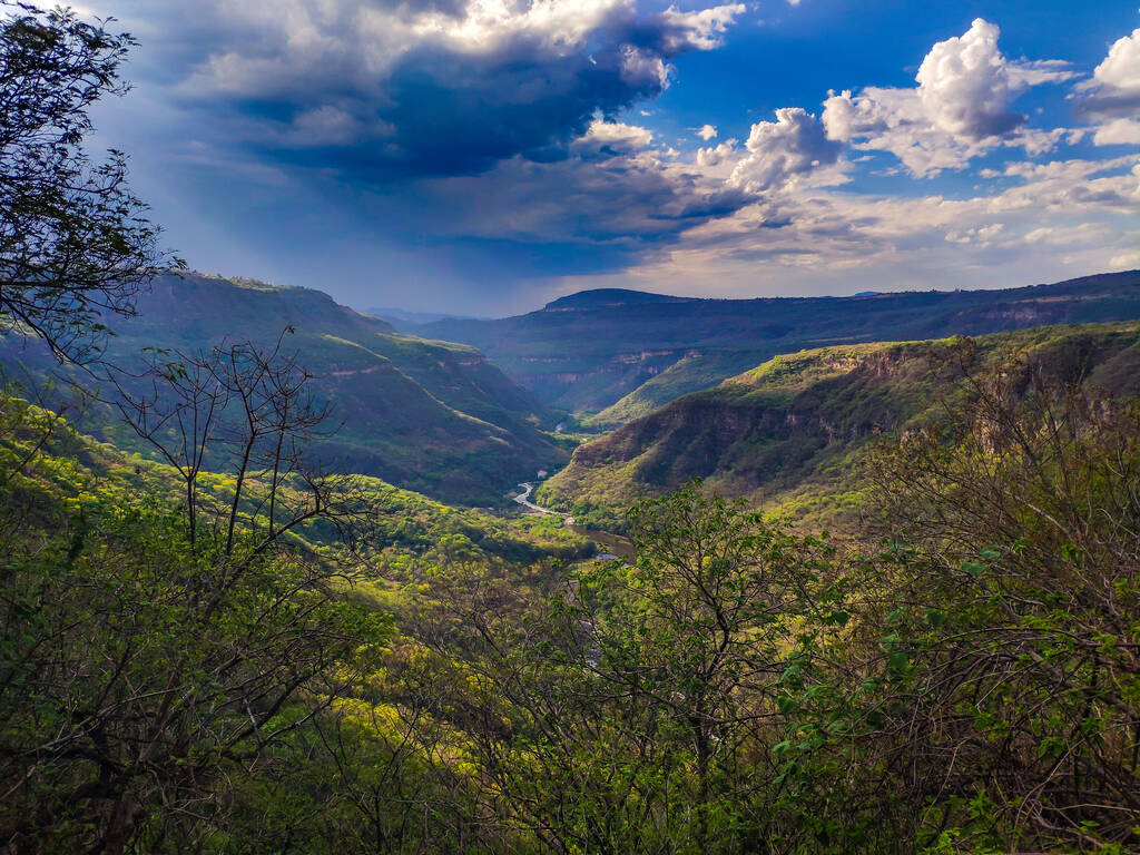 Вид с воздуха на реку, протекающую между зелеными горами - Фото, изображение