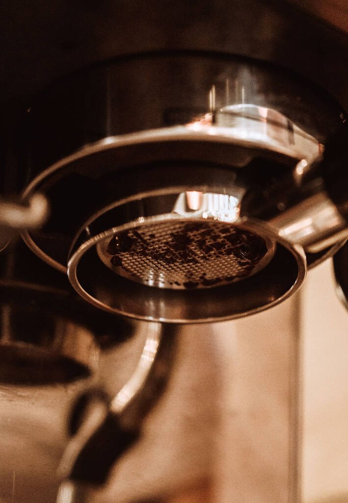 マシン内の新鮮なコーヒーの垂直閉鎖 - 写真・画像