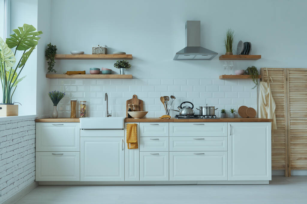 白い家具と明るい要素とキッチンインテリアの居心地の良いモダンなインテリア - 写真・画像