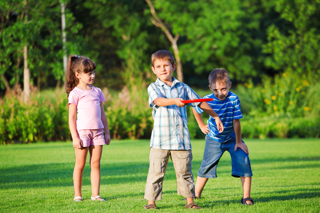 Niños jugando freesbee
 - Foto, imagen