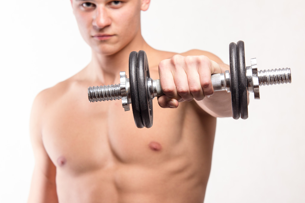 Uomo fitness muscolare che tiene i manubri
 - Foto, immagini