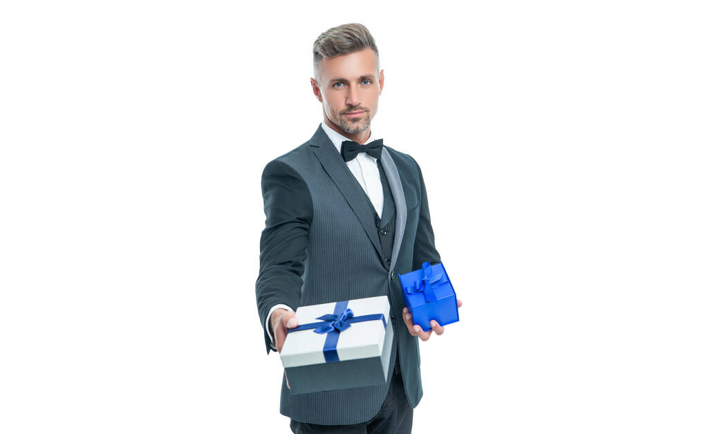 Mann in Tux gibt Business-Belohnung Box isoliert auf weiß. - Foto, Bild