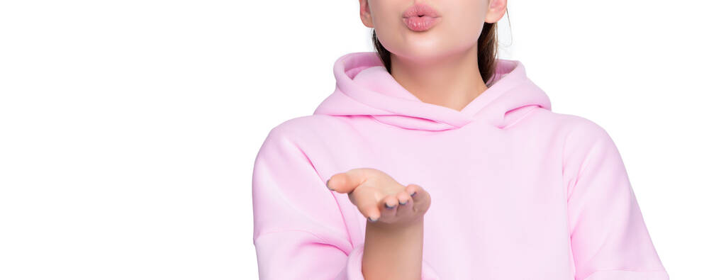 giovane ragazza in felpa rosa isolata su sfondo bianco. bacio. - Foto, immagini