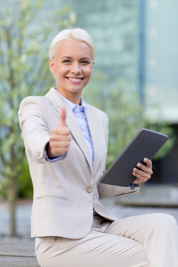 mujer de negocios sonriente con tableta pc al aire libre
 - Foto, Imagen