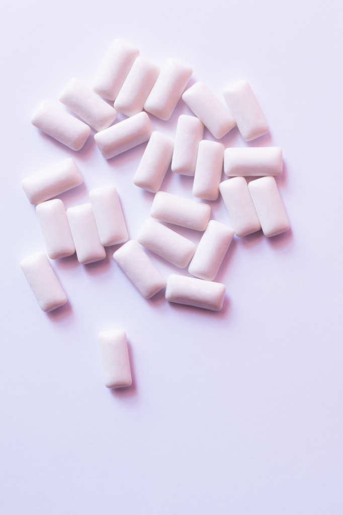 Bovenaanzicht van kauwgom op witte achtergrond  - Foto, afbeelding