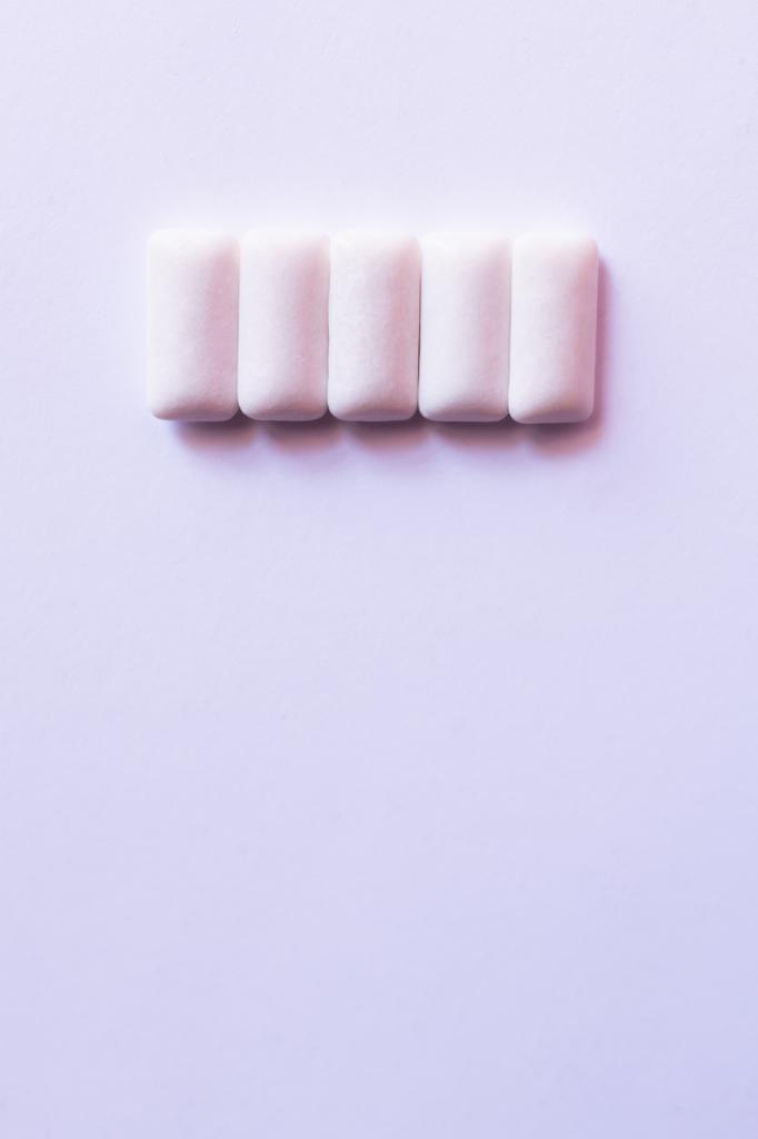 Horní pohled na žvýkačky na bílém pozadí s kopírovacím prostorem - Fotografie, Obrázek