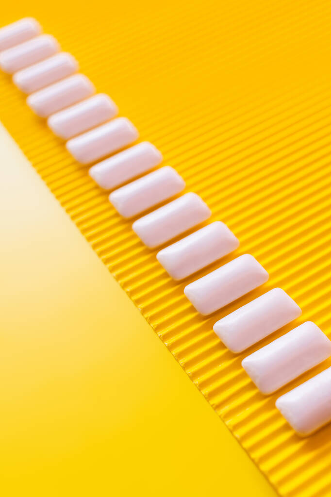 Flat lay de gomas de mascar brancas no fundo amarelo com espaço de cópia - Foto, Imagem