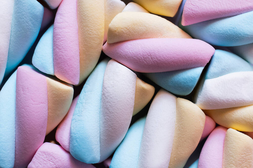 Κοντινή άποψη των πολύχρωμων marshmallows που απομονώνονται σε μαύρο  - Φωτογραφία, εικόνα