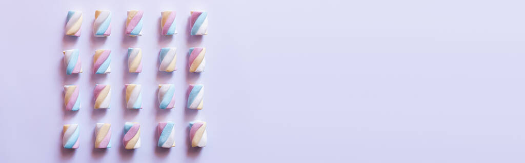 Horní pohled na marshmallows na bílém povrchu s kopírovacím prostorem, banner  - Fotografie, Obrázek
