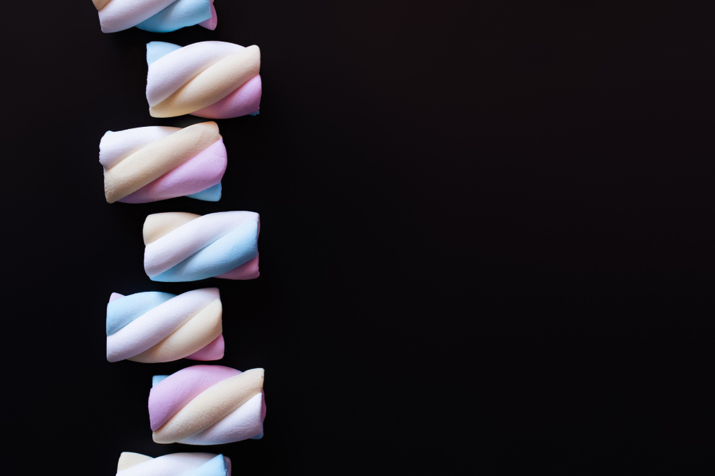 Vista superior de deliciosos marshmallows isolados em preto  - Foto, Imagem