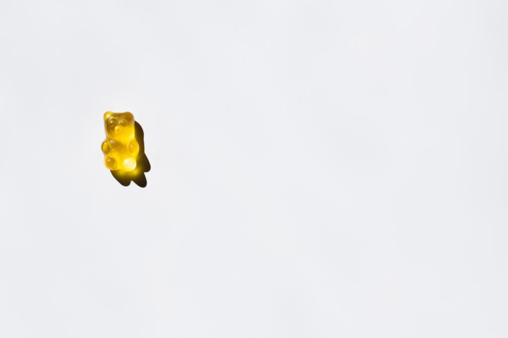 Visão superior do urso de goma amarela no fundo branco  - Foto, Imagem