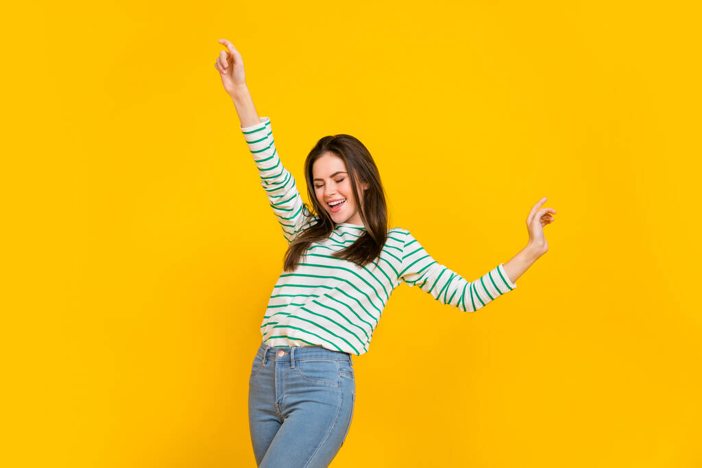 Fénykép imádnivaló lenyűgöző női tánc töltsön szabadidőt klub kopott csíkos ing elszigetelt sárga színű háttér. - Fotó, kép