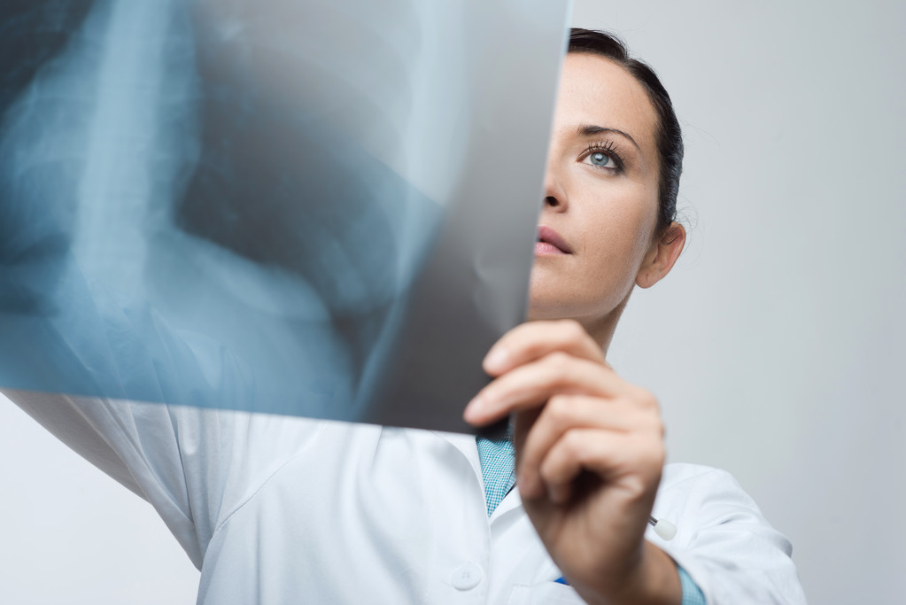 Ärztin untersucht Röntgenbild - Foto, Bild